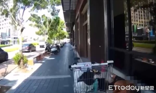 ▲台南市安平區中華西路某大賣場發生男子涉嫌對母女做出不雅動作事件，警方循線將陳姓犯嫌查緝到案。（記者林東良翻攝，下同）