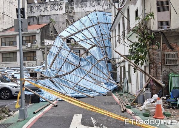 ▲▼▲白海豚颱風帶起強風豪雨，北市施工鷹架疑遭吹垮。（圖／記者邱中岳翻攝）