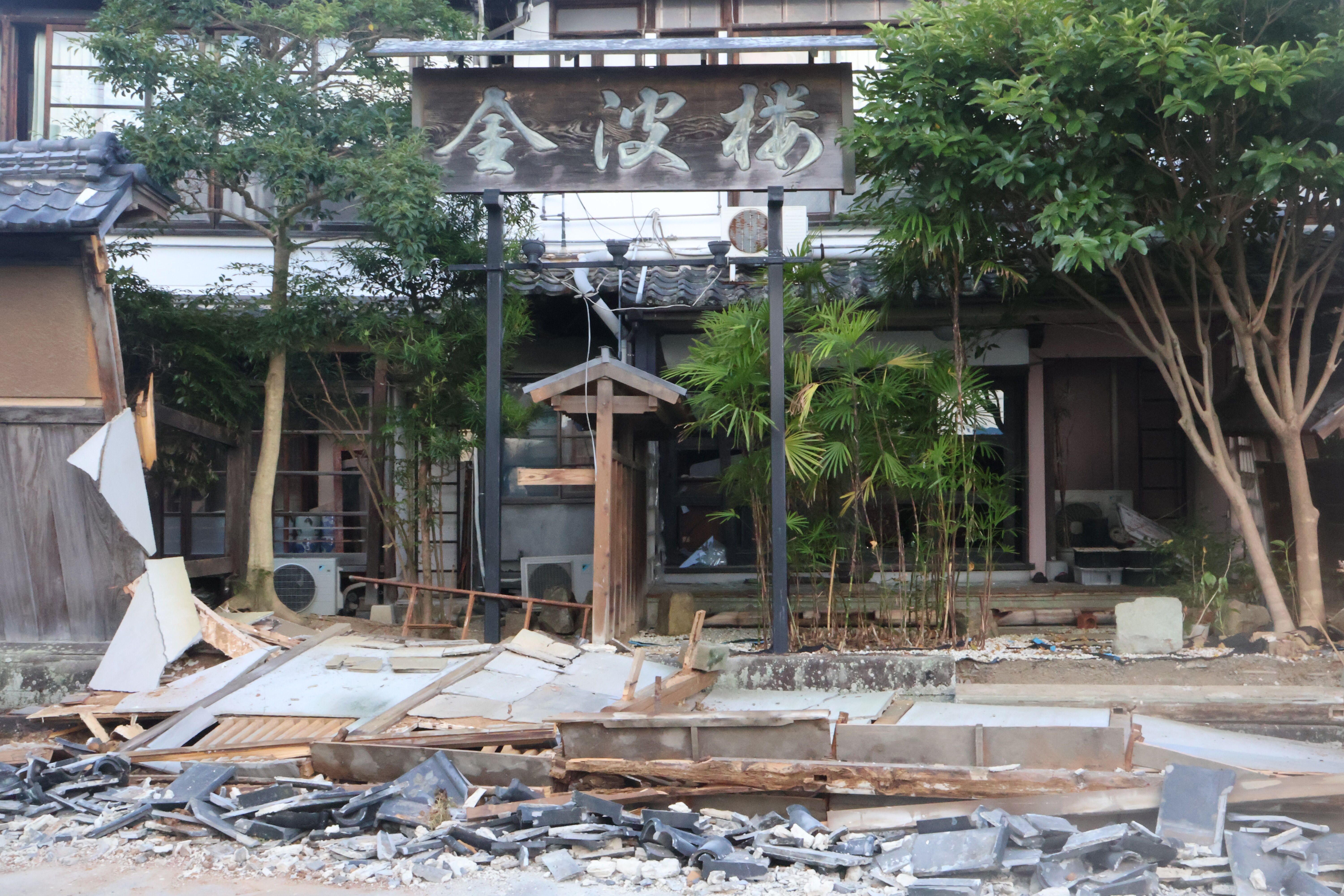 ▲▼日本熊本規模7.1強震，八代市歷史悠久的日式旅館「金雀花溫泉旅館」（Hinagu Onsen Kinparo）遭到破壞。（圖／達志影像／美聯社）