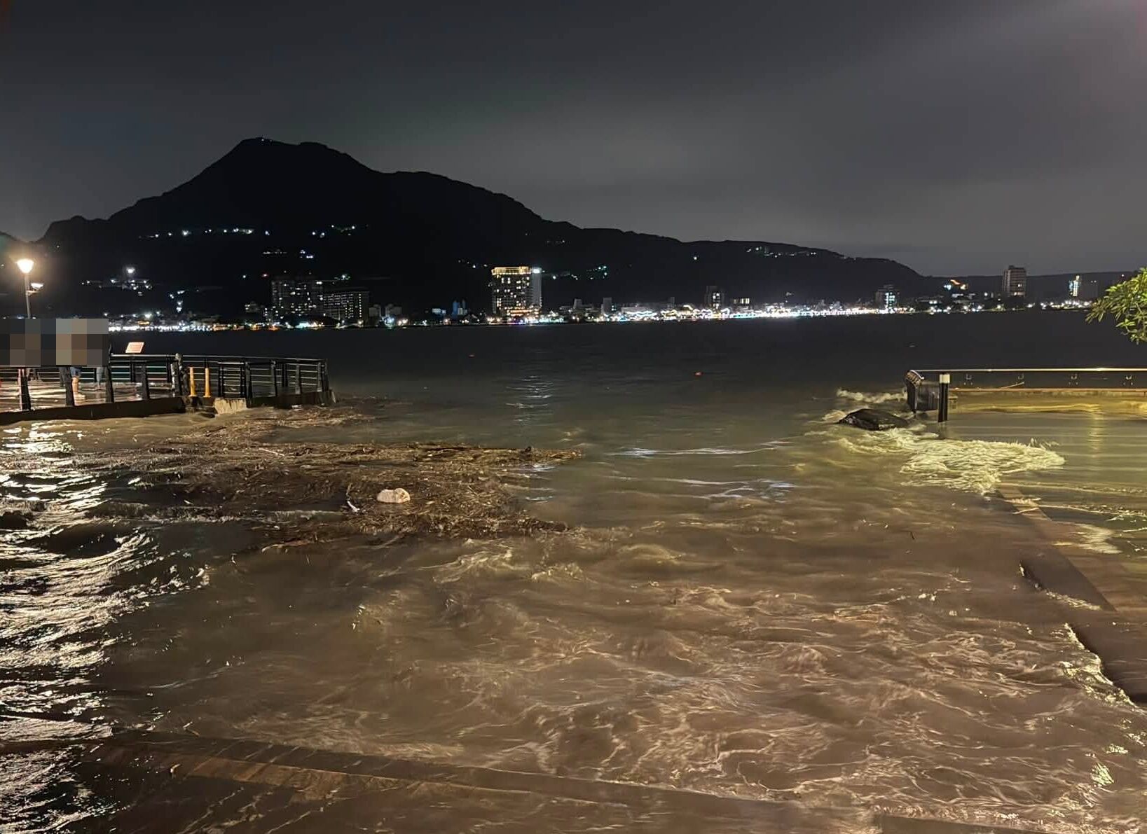 ▲▼白海豚逼近！淡水沿岸「海水湧上步道」。（圖／網友提供，請勿隨意翻拍，以免侵權。）