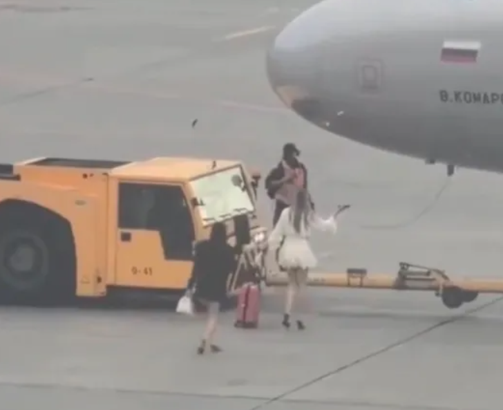 ▲▼ 沒搭到飛機！俄2女衝進停機坪「肉身擋機」。（圖／翻攝自X）