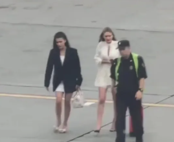 ▲▼ 沒搭到飛機！俄2女衝進停機坪「肉身擋機」。（圖／翻攝自X）
