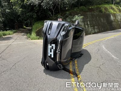 快訊 ∕ 路況不熟撞石墩側翻躺路中　車上4人自行爬出脫困