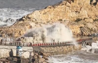 颱風天闖封鎖區觀浪!陸男童被大浪捲走「搜救無法進行」