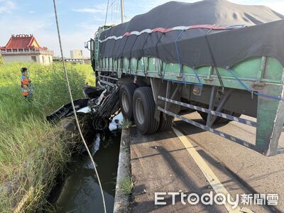 快訊／台南2車撞擊！自小客壓大貨車輪下扭曲變形　駕駛慘死