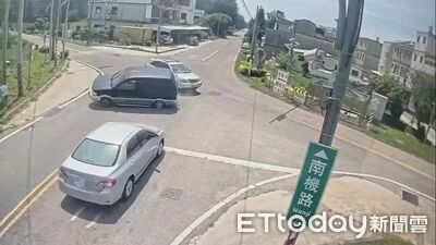 金門2車路口相撞...廂型車側翻再撞轎車！3連撞畫面曝