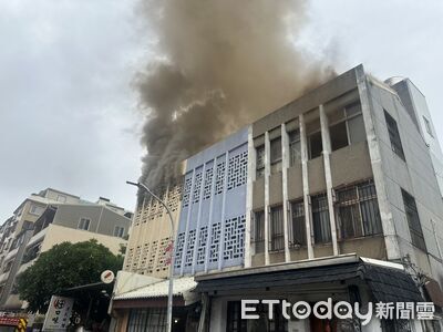 台南中西區火警！料理店3樓突冒濃煙　消防到場出水搶救