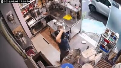 驚悚!礁溪茶飲店玻璃門遭吹掀炸裂 店員嚇壞抱頭轉圈找手機