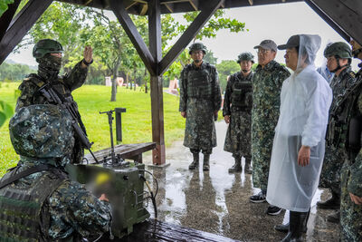 影/賴清德風雨中視察漢光要域火殲演習 親臨復仇者飛彈部隊陣地