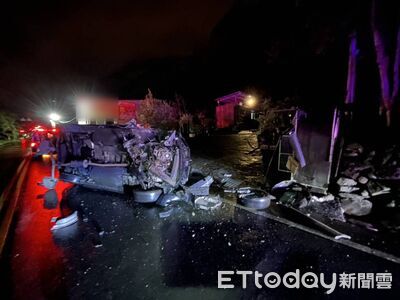 南投婦酒駕載夫撞水溝翻車！2輪噴飛滿地碎片　2人被救出送醫