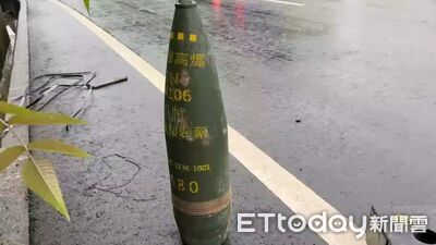 貨車轉彎甩出「8吋砲彈」！滾落苗栗台13線水溝　軍方到場載離