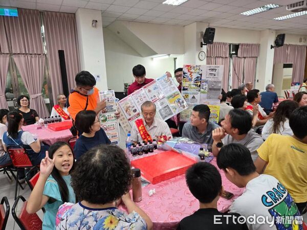 ▲▲台南市西港區公所舉辦模範父親表揚活動，西港消防分隊到場宣導防火、防颱及防震知識。（記者林東良翻攝，下同）