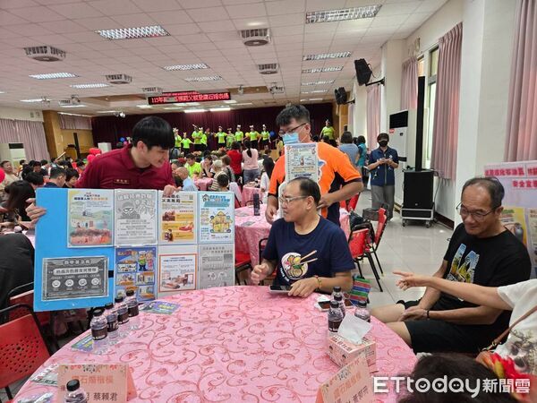 ▲▲台南市西港區公所舉辦模範父親表揚活動，西港消防分隊到場宣導防火、防颱及防震知識。（記者林東良翻攝，下同）