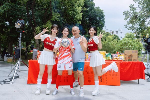 ▲由柳廣輝（左四）執導的電影《我的神隊友》正式殺青，鍾岳軒（左一）、萊恩（左二）、王學駿（左三）、夏浦洋（右四）、黃文廷（右三）、邱以太（右二）與足球教練（右一）合影。（圖／阿榮影業提供）