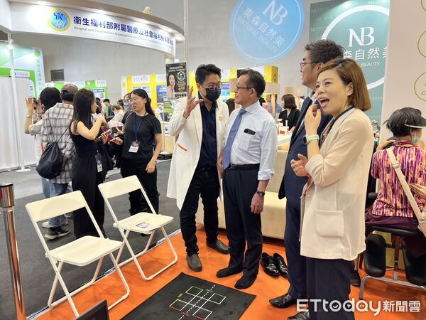 ▲▼東森栢馥參展高齡健康產業博覽會，日本高齡社會權威飯島勝矢特別至攤位處體驗指導。（圖／東森栢馥提供）
