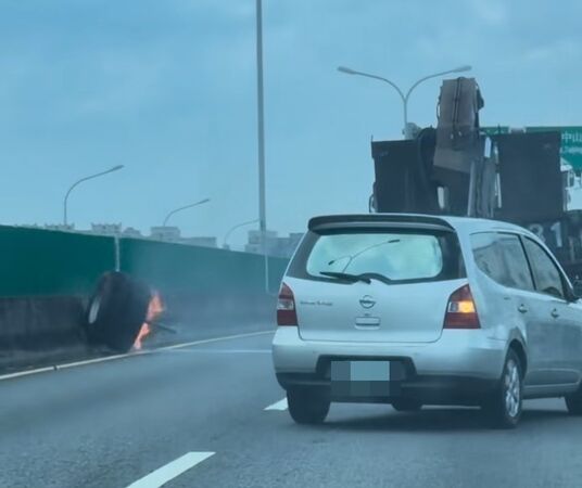 ▲▼台74驚見三太子風火輪，巨輪滾動嚇壞一票車主            。（圖／Threads @candy13250）授權使用）