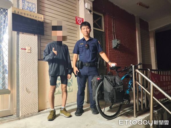 ▲凌晨從恆春出發騎到台東累癱，暖警伸援手助騎士完成環島夢。（圖／記者楊晨東翻攝）