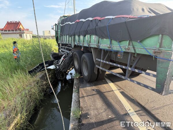 ▲台南市學甲區光華里忠神殿北側8日下午發生大貨車與轎車事故，造成1名男性駕駛死亡。（民眾提供，下同）