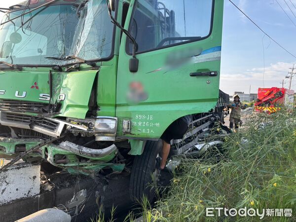▲台南市學甲區光華里忠神殿北側8日下午發生大貨車與轎車事故，造成1名男性駕駛死亡。（民眾提供，下同）