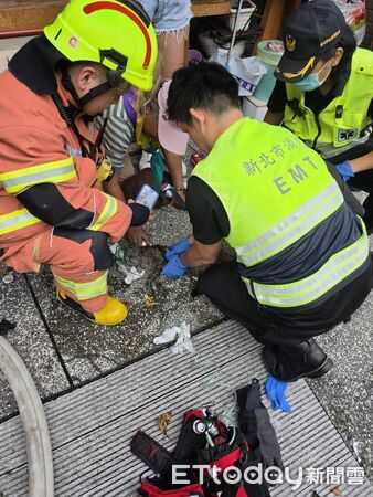 ▲▼新店新烏路三段民宅發生火警，警消從屋內救出貓施予CPR急救。（圖／記者陸運陞翻攝）