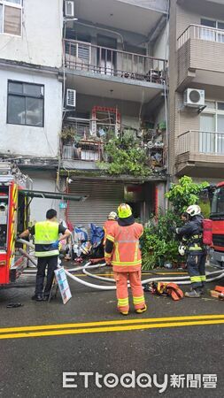▲▼新店新烏路三段民宅發生火警，警消從屋內救出貓施予CPR急救。（圖／記者陸運陞翻攝）