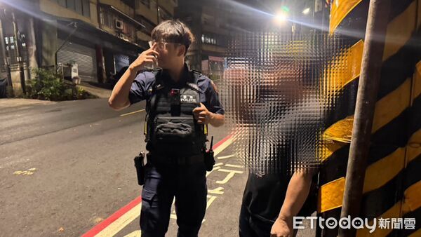 ▲基隆男蛇行還單手騎車詭異 警攔查揪出毒駕。（圖／記者郭世賢翻攝）
