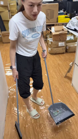 ▲▼3C達人Tim哥公司淹水！貨物全泡湯&hellip;員工搶救電腦。（圖／翻攝自IG）