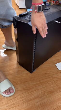 ▲▼3C達人Tim哥公司淹水！貨物全泡湯&hellip;員工搶救電腦。（圖／翻攝自IG）