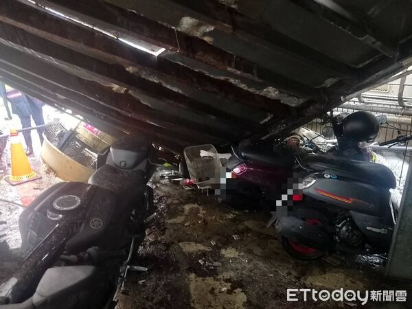 ▲▼蘆洲民宅雨遮、水塔遭強風吹落，砸毀4機車1腳踏車             。（圖／記者陳以昇翻攝）
