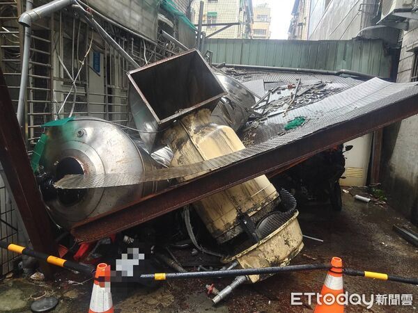 ▲▼蘆洲民宅雨遮、水塔遭強風吹落，砸毀4機車1腳踏車             。（圖／記者陳以昇翻攝）
