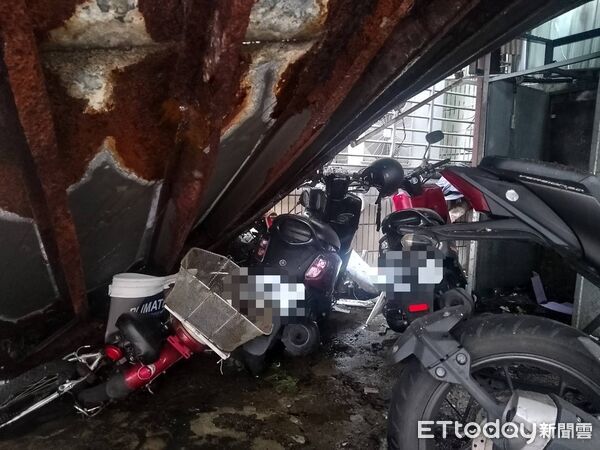 ▲▼蘆洲民宅雨遮、水塔遭強風吹落，砸毀4機車1腳踏車             。（圖／記者陳以昇翻攝）