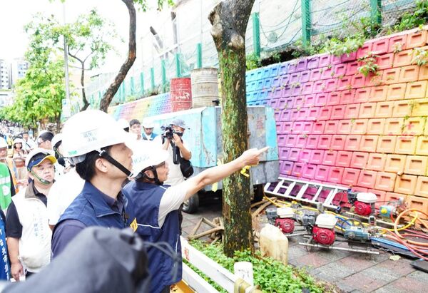 ▲蔣萬安下午視察內湖區成功路4段邊坡整治工程，被問及，明明了解疫苗採購困境卻出去放話。（圖／北市府提供）