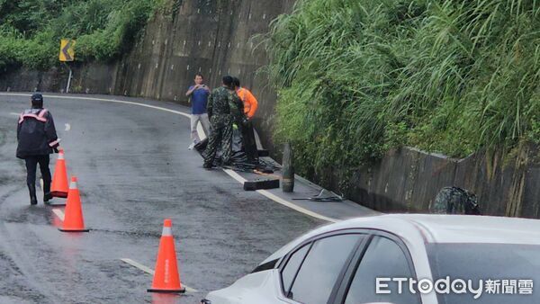 ▲▼      苗栗台13線貨車轉彎甩出「多發8吋砲彈」 滾落水溝急封路       。（圖／記者楊永盛翻攝）
