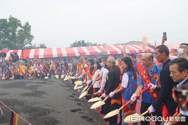 ▲六房媽大北勢股紅壇新建工程動土，爐主林俊安與地方各界代表共同持金鏟，祈求工程順利、媽祖庇佑。（圖／記者游瓊華翻攝）