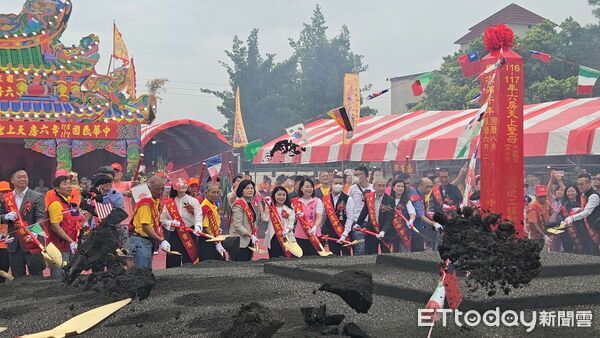 ▲六房媽大北勢股紅壇新建工程動土，爐主林俊安與地方各界代表共同持金鏟，祈求工程順利、媽祖庇佑。（圖／記者游瓊華翻攝）