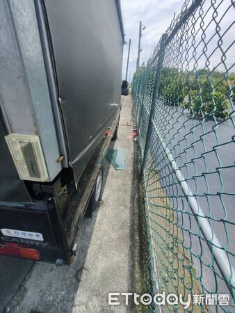 ▲斗六市保長路一輛小貨車遭人打破車窗，車內物品被翻得一片凌亂。（圖／記者游瓊華翻攝）