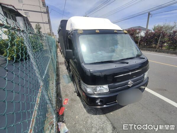 ▲斗六市保長路一輛小貨車遭人打破車窗，車內物品被翻得一片凌亂。（圖／記者游瓊華翻攝）