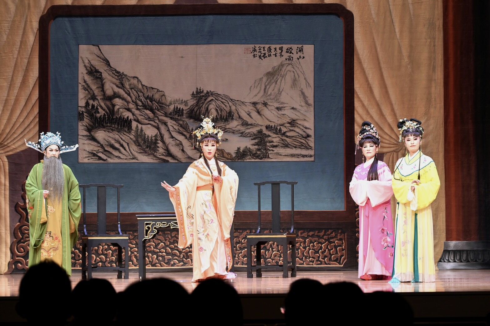 ▲新北敬老獻藝歌仔戲登場 府會攜手共演《金殿抗婚》。（圖／新北市新聞局提供）