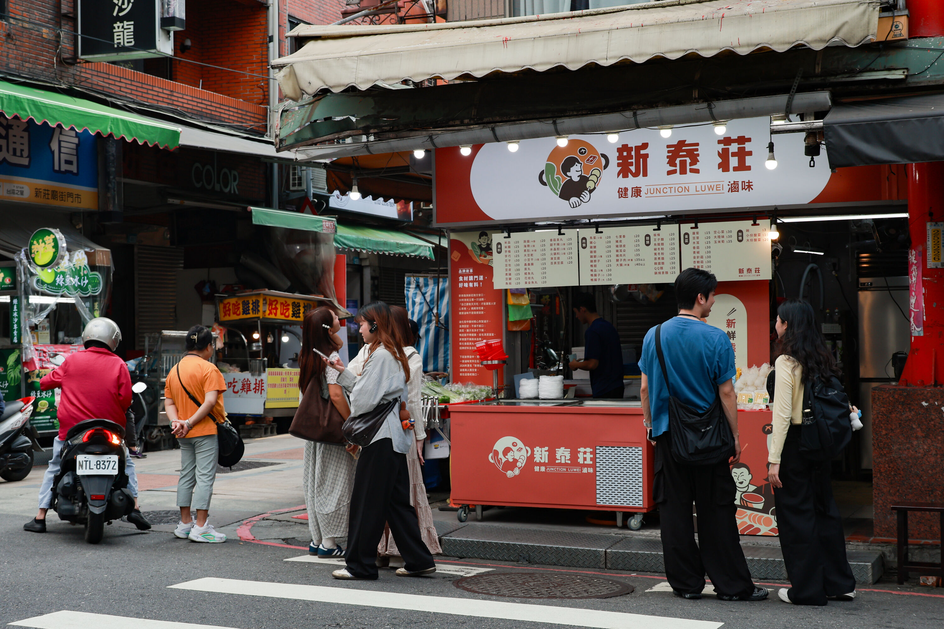 ▲▼新莊廟街特色店家再造示範計畫媒體踩線團活動。(圖/記者周宸亘攝)
