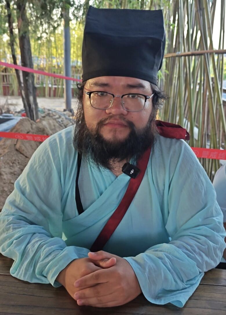 ▲河南開封萬歲山武俠城裡的NPC演員「胖郎中」。（圖／翻攝極目新聞）