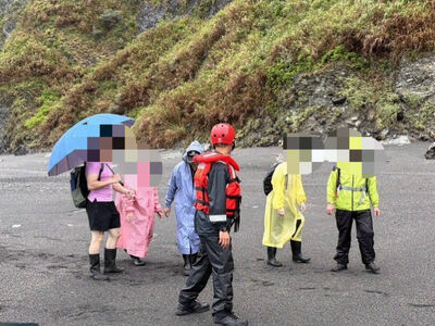 5人颱風天闖南澳神秘沙灘「還想衝海蝕洞」 被海巡抓到最重罰25萬