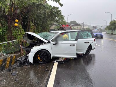 苗栗台3線死亡之旅!轎車過彎撞燈桿 駕駛斷腿逃劫23歲友喪命