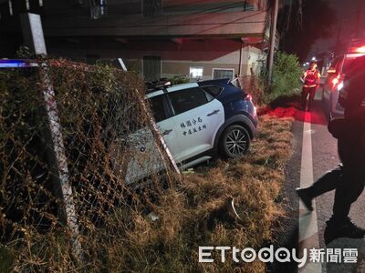 高雄警車深夜「偏離車道」撞圍籬！副駕警手腳擦挫傷