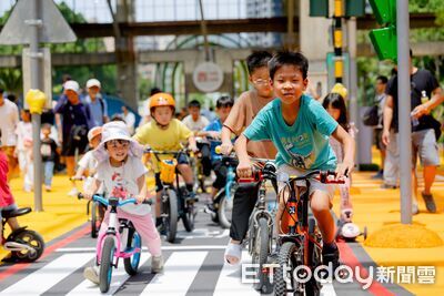 新開幕「高雄親子遊樂園區」首週末狂吸6.5萬人　今休園維護設施
