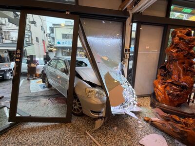 83歲翁開「瑞典坦克」疑誤踩油門連撞3車!店家玻璃門遭撞破
