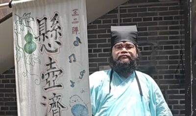 真的會把脈!陸景區「胖郎中」走紅 相親失敗反被留下當NPC