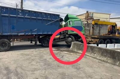 彰化聯結車撞橋墩2輪爆胎　駕駛滿臉問號：天天走怎麼會撞？