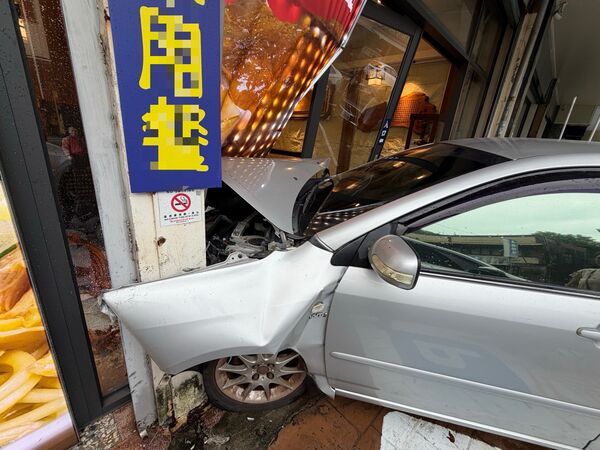 ▲8旬鄭姓老翁疑誤踩油門，失控衝撞3輛車，並撞破店家玻璃門，幸好無人受傷。（圖／記者楊永盛翻攝）