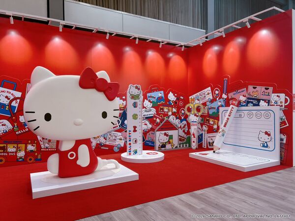 ▲《Hello Kitty展—當我改變時,Kitty也跟著蛻變—》展場佈置。(圖/曼迪傳播提供)