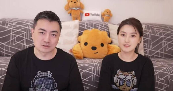 老高與小茉5日更新影片，全程黑底白字不露臉。（圖／翻攝自Youtube／老高與小茉 Mr & Mrs Gao）